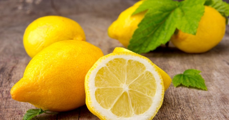 Lemon juice will prevent darkening of mushrooms /123RF /PICSEL