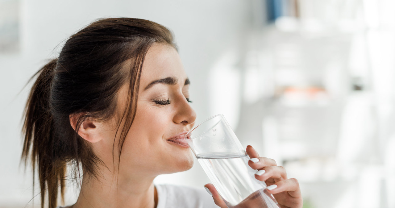 Before bedtime, it is worth reaching for a glass of water /123RF /PICSEL