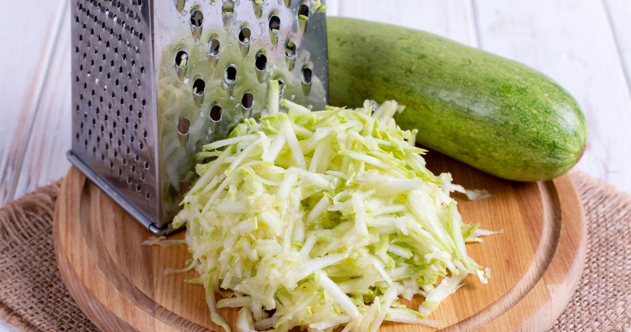 Grate the zucchini on thick mesh and simplify it under cover with onions and garlic. /123RF/PICSEL