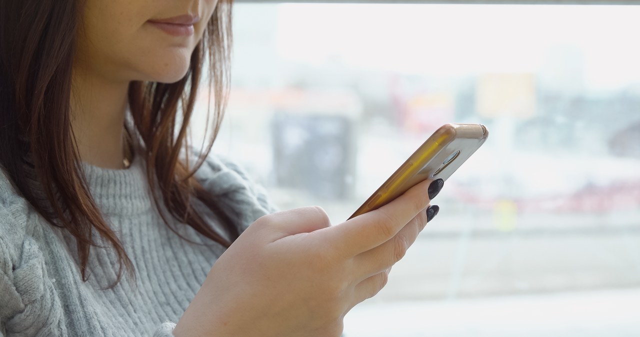 The correct posture when using the phone has an impact on what our chin /123RF /PICSEL will look like