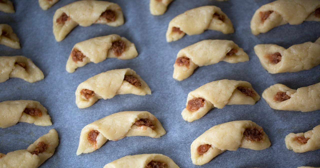 Craft croissants with powdered sugar is the perfect addition to coffee /Irempelin /123RF /PICSEL