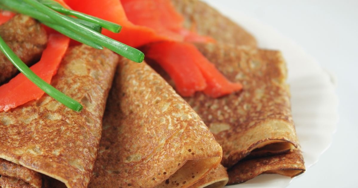 Instead of classic bread, you can also use wholemeal flour pancakes. /Canvapro /interia.pl