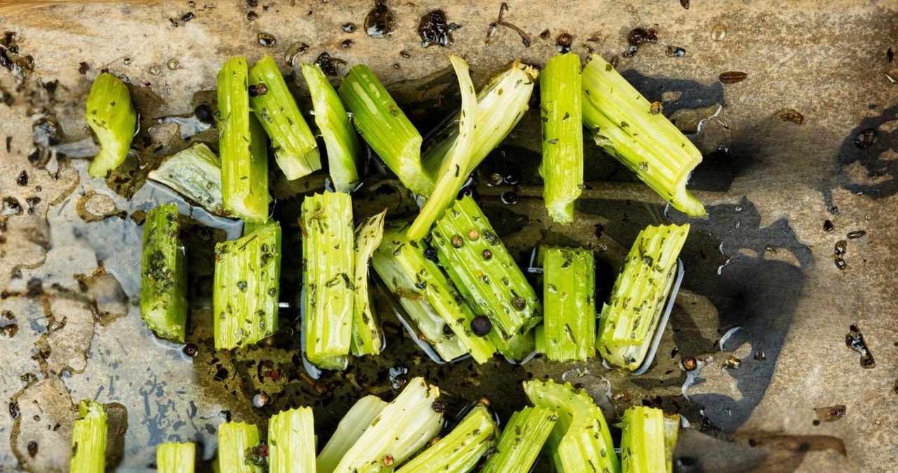Serve the crunchy celery from the oven with dietary dip