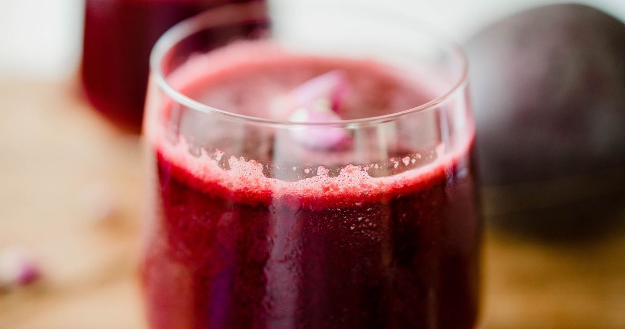 Beet and raspberry cocktail adds a lot of energy /Dzonsli /Canva Pro