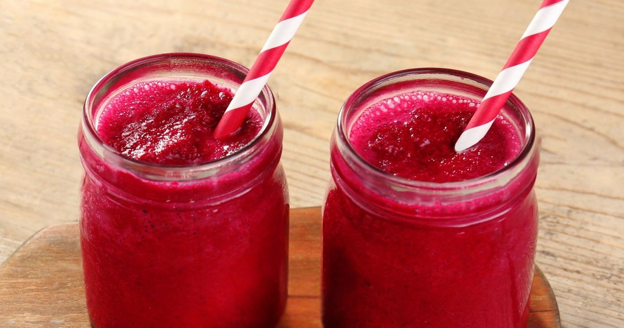 Beet and raspberry cocktail improves the condition of the skin, hair, nails and helps in slimming /Pixelshot /Canva Pro