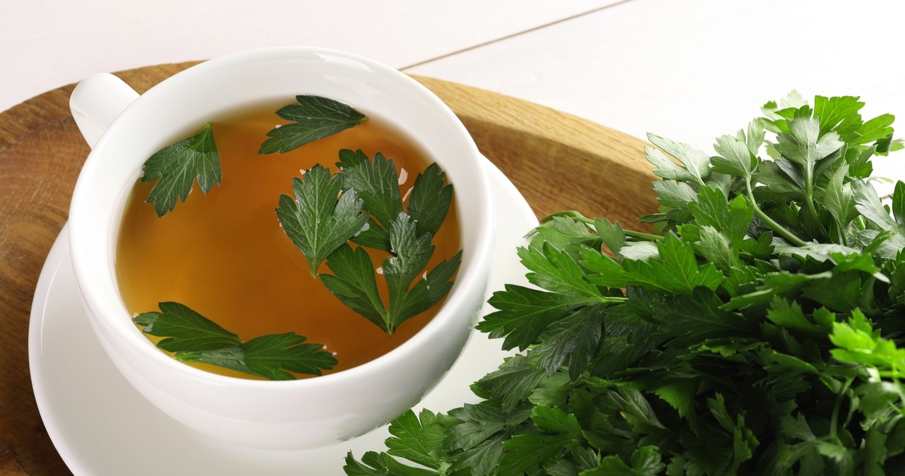 Parsley tea can bring relief to swollen feet. /Pixel