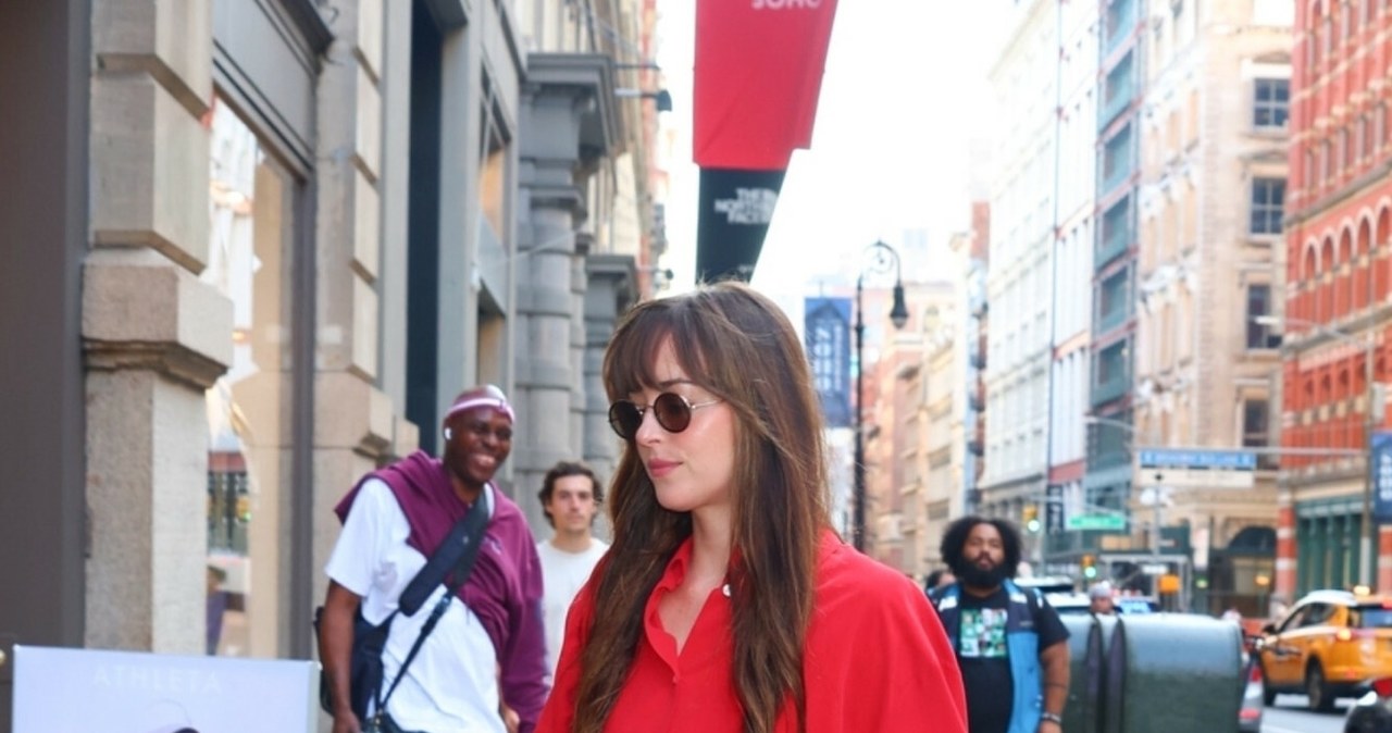 Dakota Johnson also wears a red shirt /East News