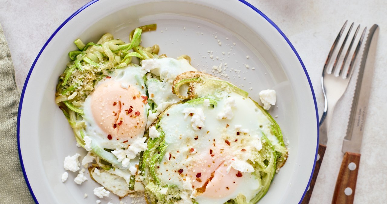 Eggs on zucchini are a simple breakfast that will provide the necessary nutrients /Irrinn0215 /123RF /Picsel