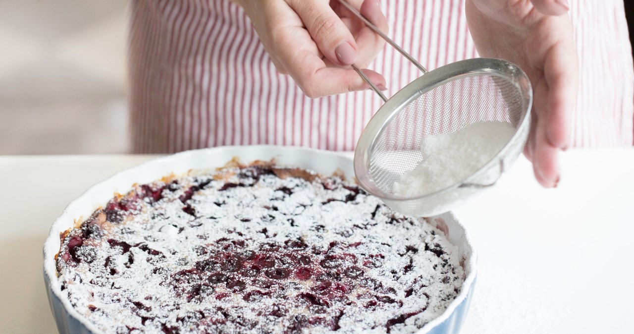 Cake with cherries is the perfect dessert for summer /lifelikeart2014 /123RF /PICSEL
