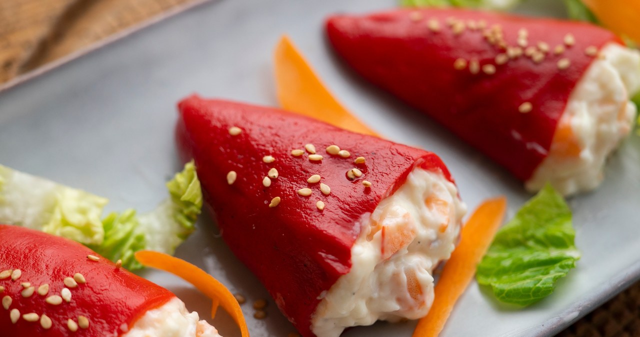 Stuffed peppers are an interesting snack for a party /AlbertonGonzlez /123RF /PICSEL
