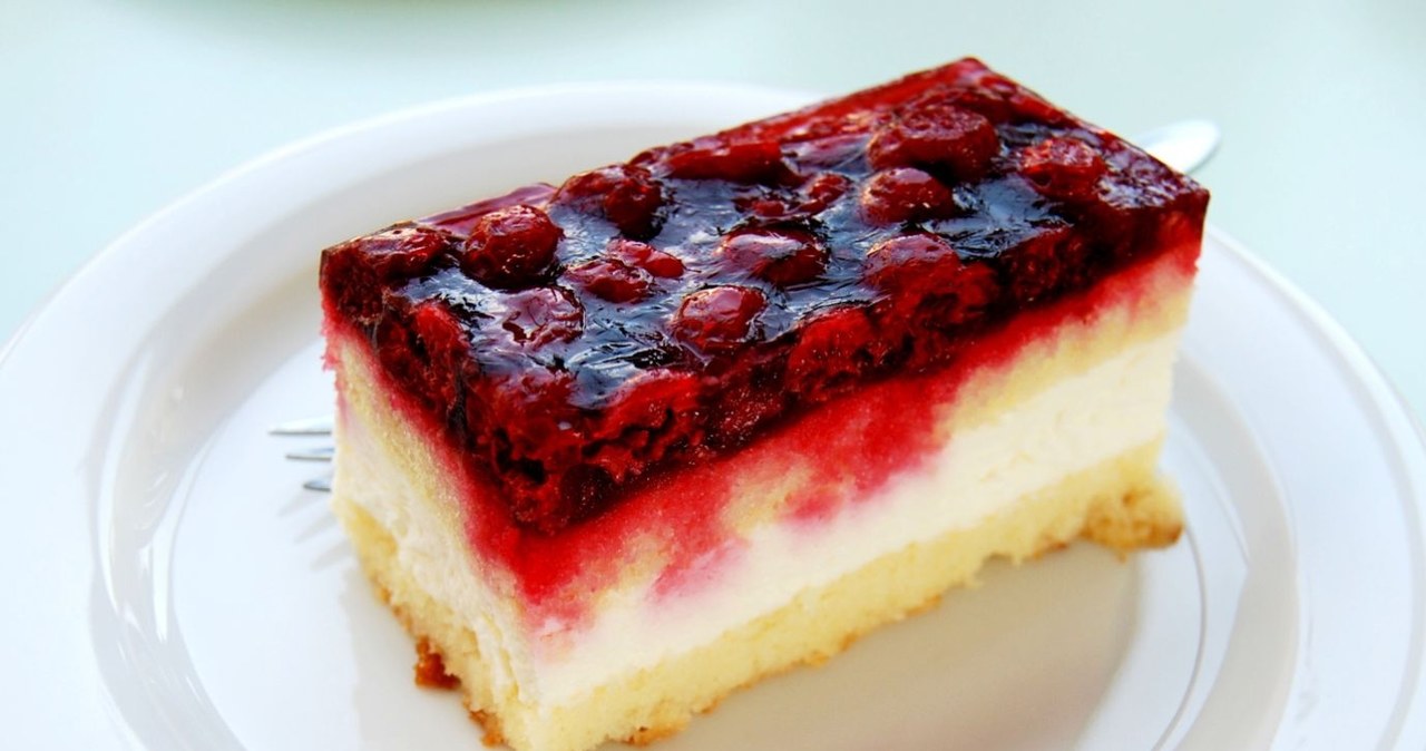 Creamy mass, sponge cake and jelly with fruit. Baronial cake for the summer