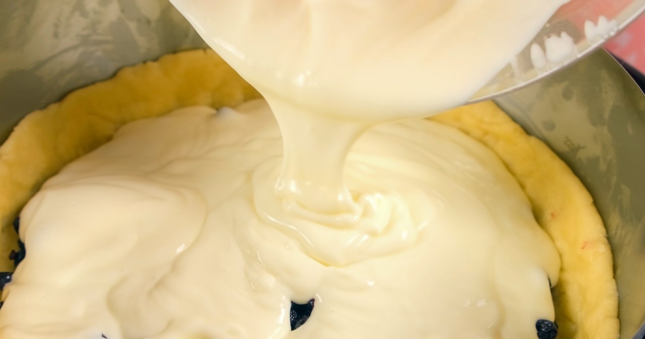 I put blueberries on the dough and pour the pudding mass. Fast dessert for the weekend