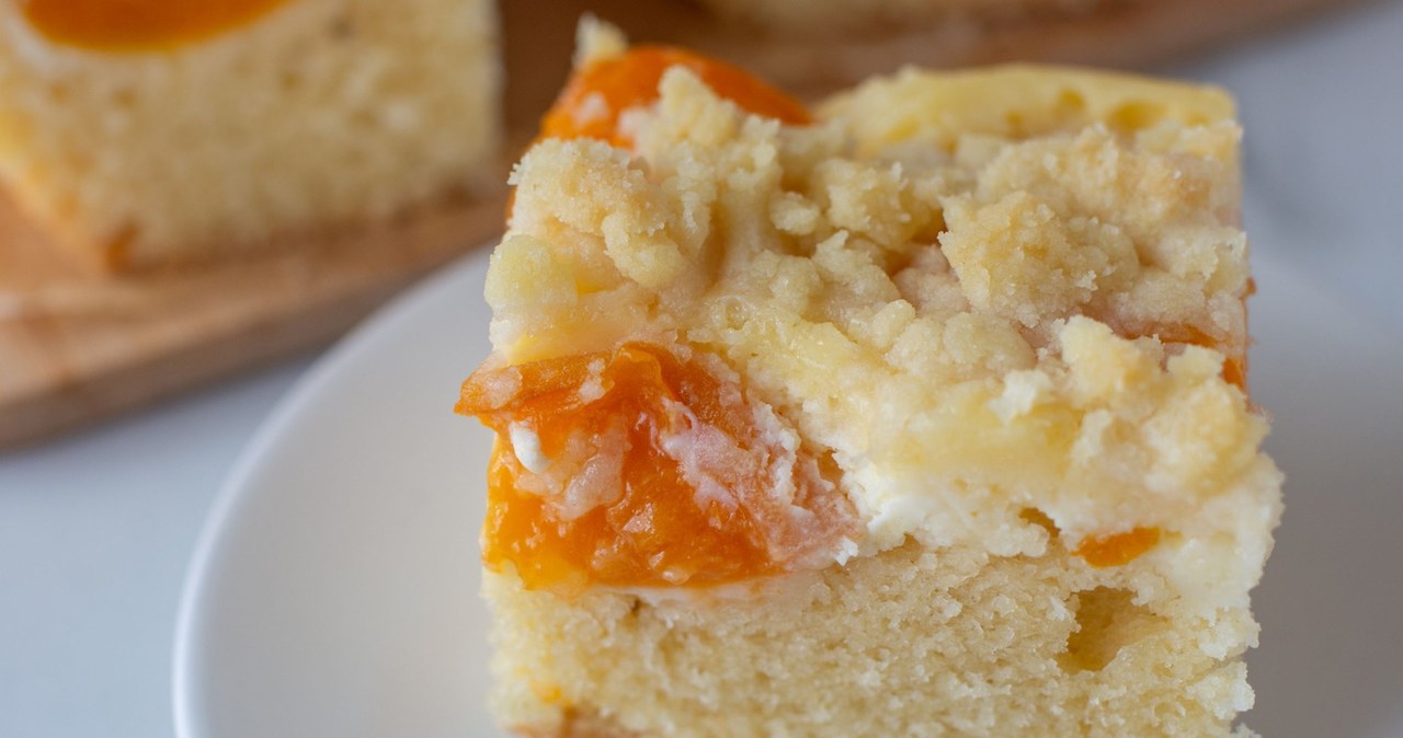 Sweet fruit and butter crumble. Recipe for a German cake with apricots