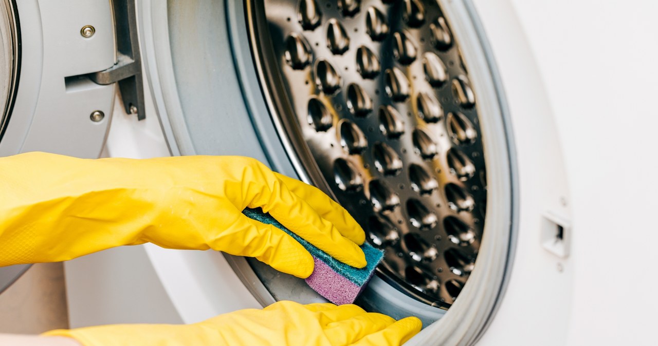 You can clean the washing machine so quickly. Just toothpaste and half of this fruit