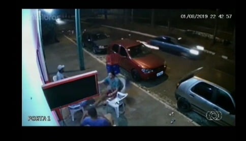 Wheel loose by car causes accident and leaves hospitalized man