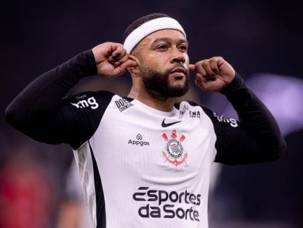 Crisis in Corinthians: scandal, removal, invasion, protest and political power at stake 6 Memphis Depay works with the Corinthians shirt