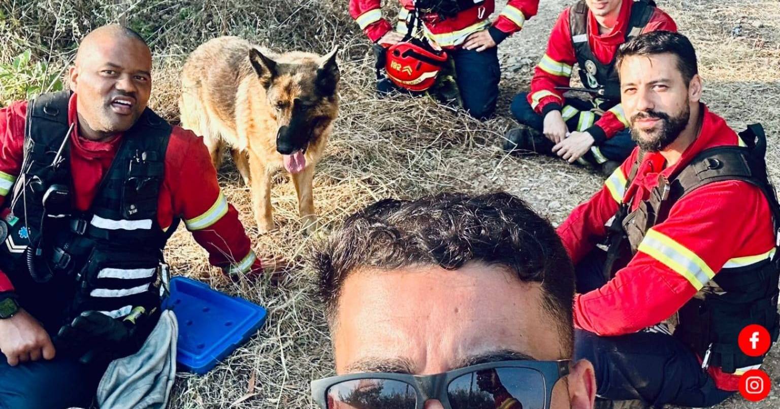 Firefighters save dog surrounded by fire and animal does not drop them in the following hours