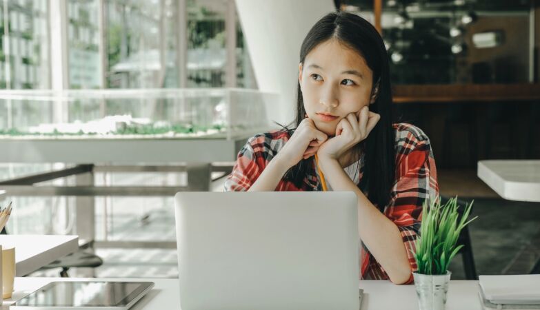 Unemployed Chinese pay to be in an office to pretend they work