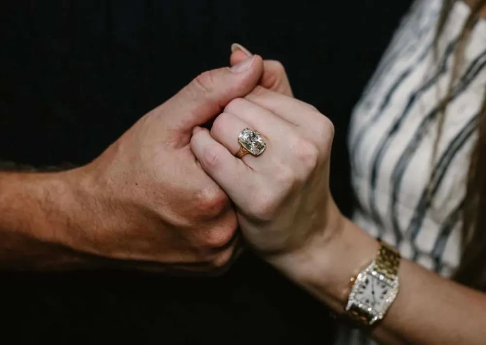 After the Physical Education teacher was "bold for caraças", she will now marry the English teacher