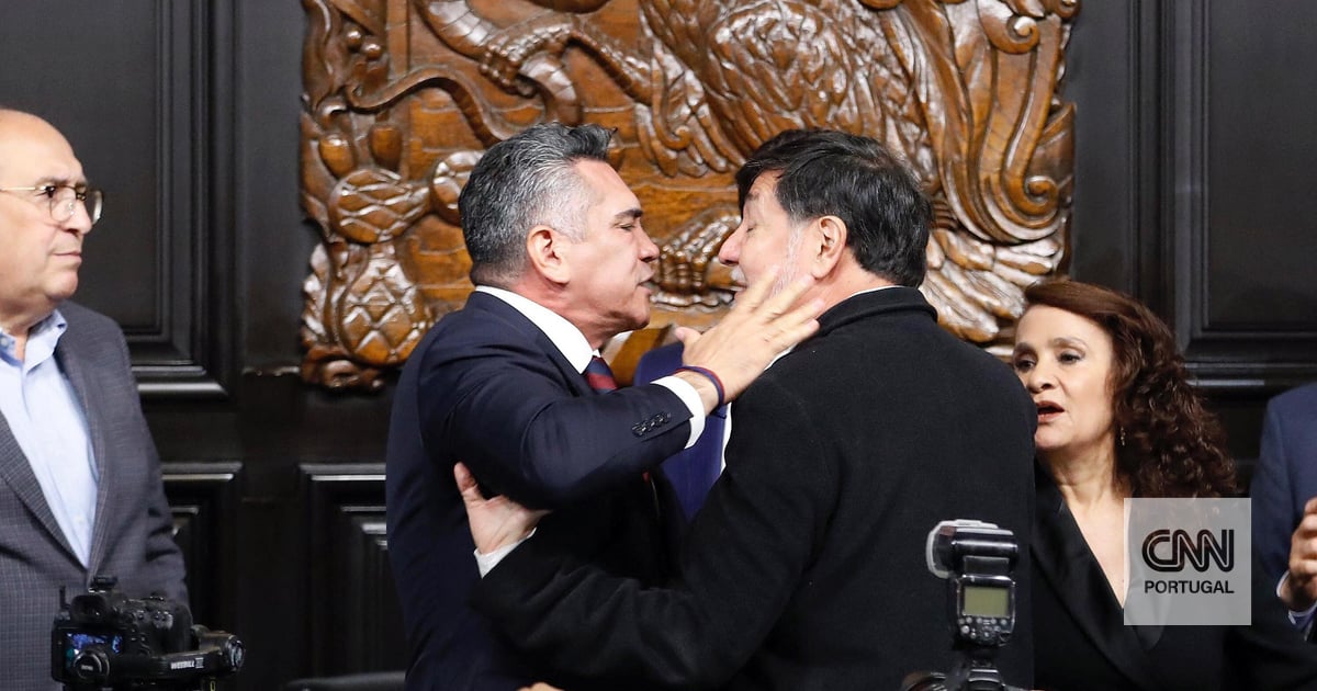 Confrontation between two deputies in the Mexican Senate after debate on US military intervention