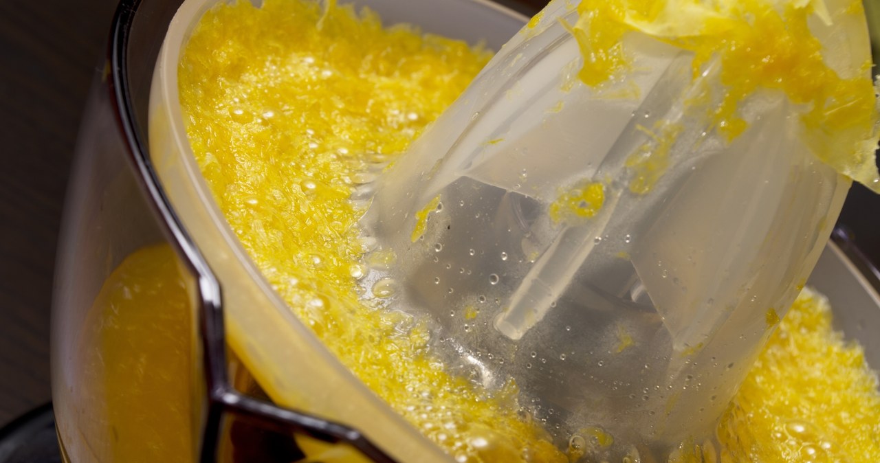 Lemon juice will help you get rid of dirt and stone from the battery in the bathroom /123RF /PICSEL