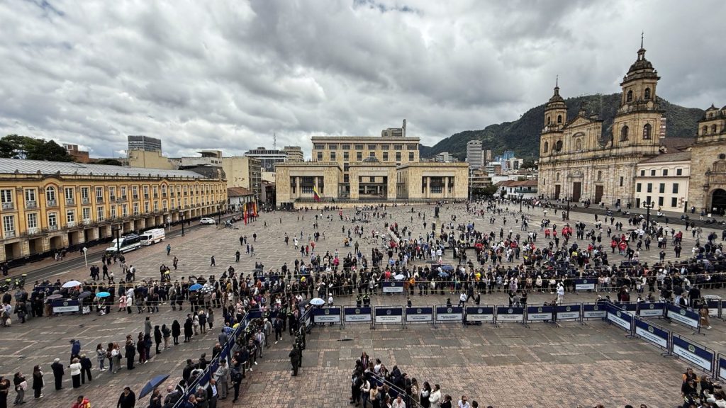 Colombia: Many people bid farewell to the murdered candidate President Miguel Uribe