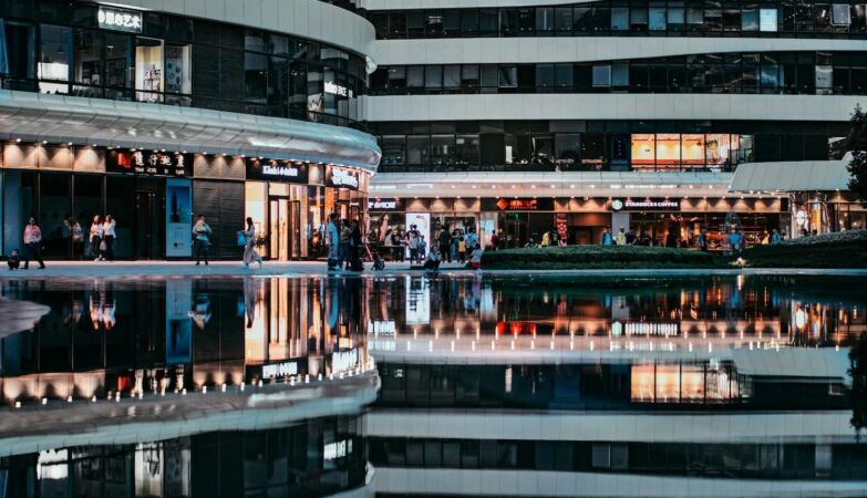 “Let the rich spend” (and pay the crisis in China)