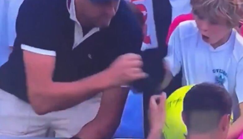 Millionaire “steals” Majchrzak's cap the child and generates revolt on social networks
