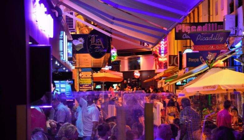 Albufeira prohibits alcohol sales to the street between 23h00 and 8h00
