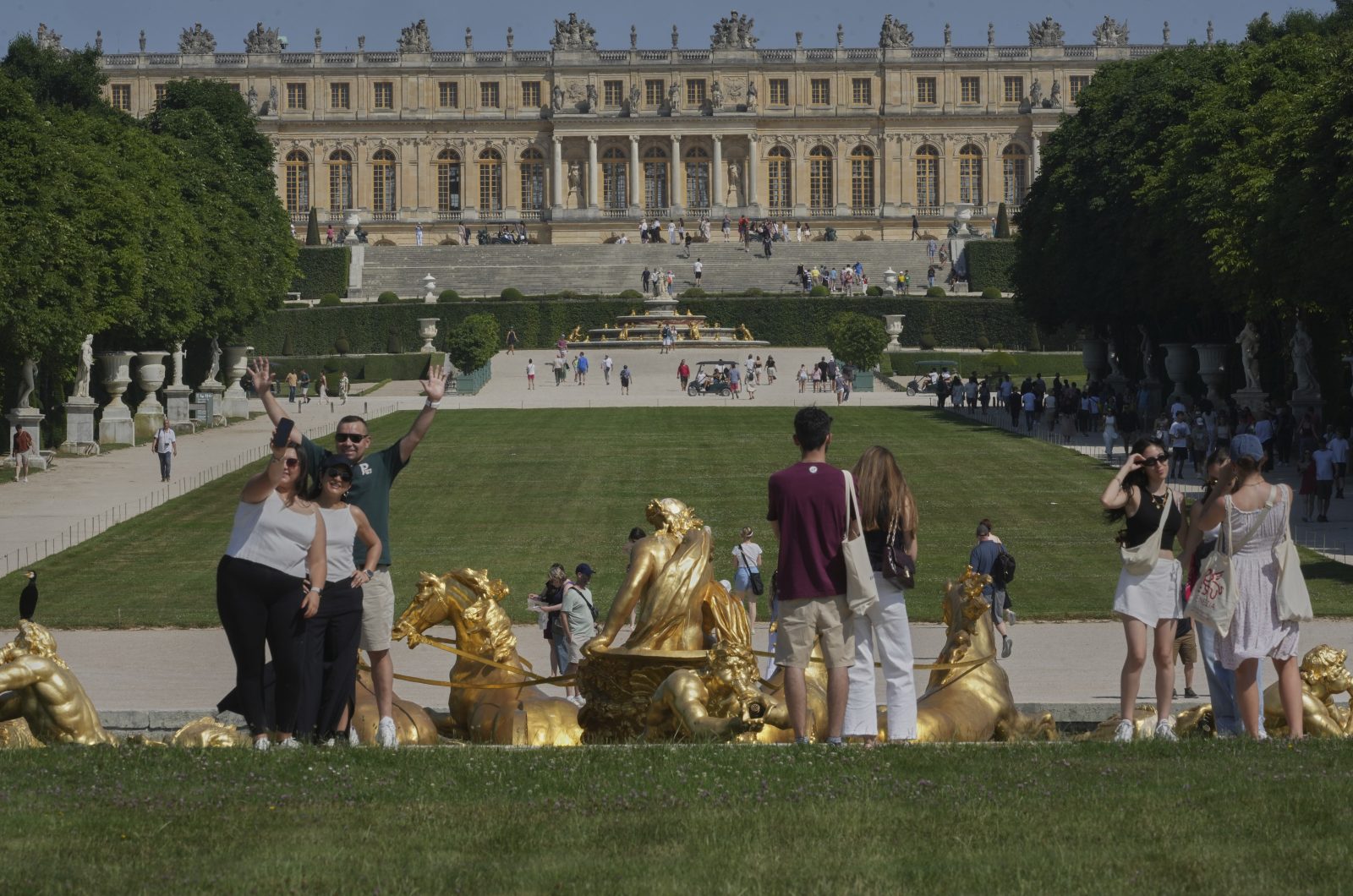 The statues in Versailles have gained voice - what is the opinion of pigeons the god Apollo
