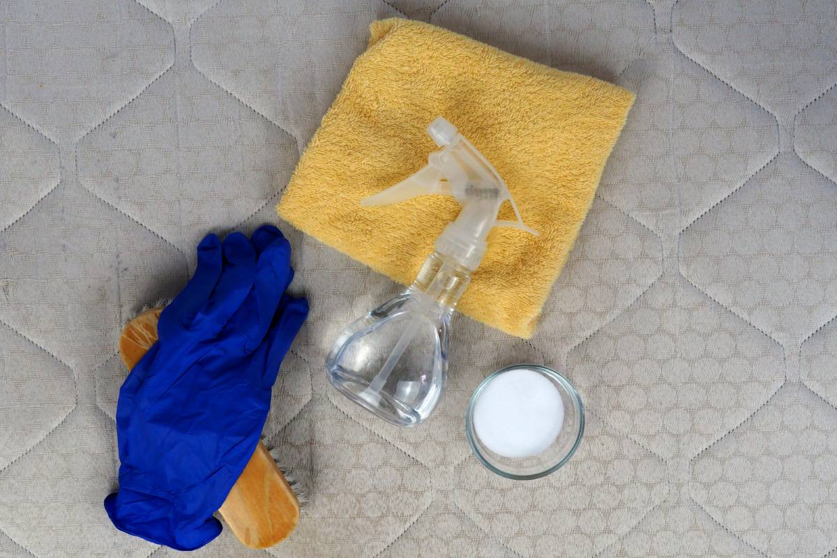 Cleaning mattress with pee