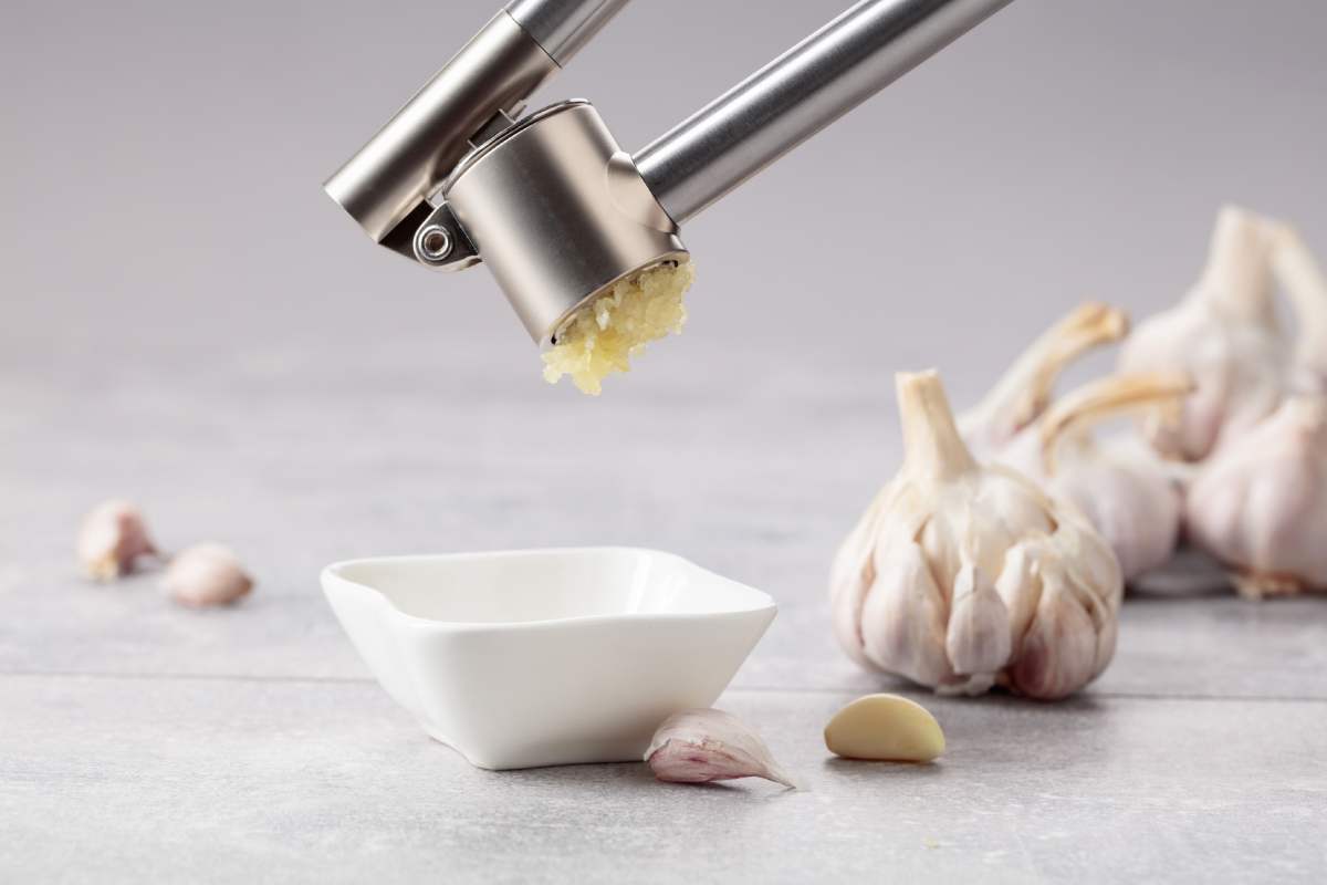 Garlic: the solution "DIY" For plants with pierced leaves