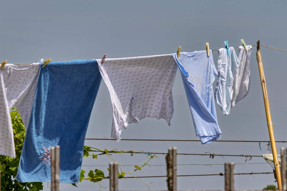 Deodorise laundry with natural methods