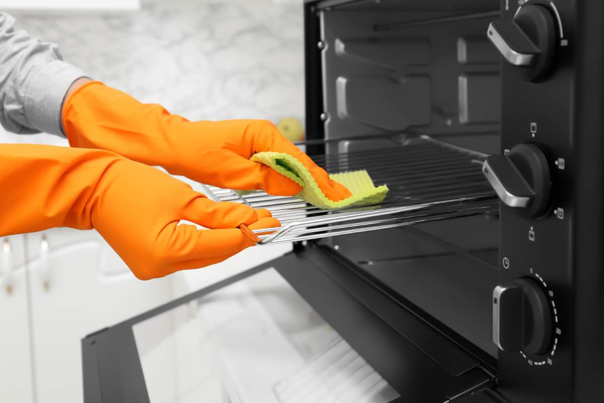 Lemon and bicarbonate to clean the electric oven