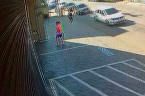Woman prevents fire in Rio Branco store after a street in a street trying to put fire