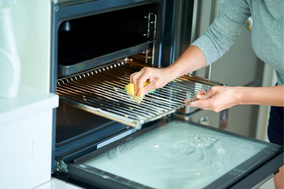 Natural degreaser for the oven