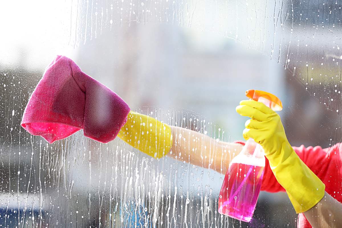 Here's how to effectively clean the external glasses