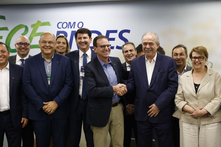Rio de Janeiro (RJ), 08/28/2025 - The president of BNDES, Aluízio Mercadante, receives the mayor of Rio, Eduardo Paes, president of the National Front of Mayors and Mayors (FPN), as well as mayors representing other municipalities to detail the support measures of the Brazil Sovereign Plan. Photo: Fernando Frazão/Agência Brasil