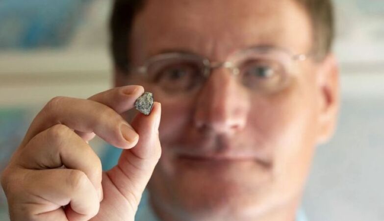 A stone fell on the roof of a house in the US. It was an older meteorite than the earth