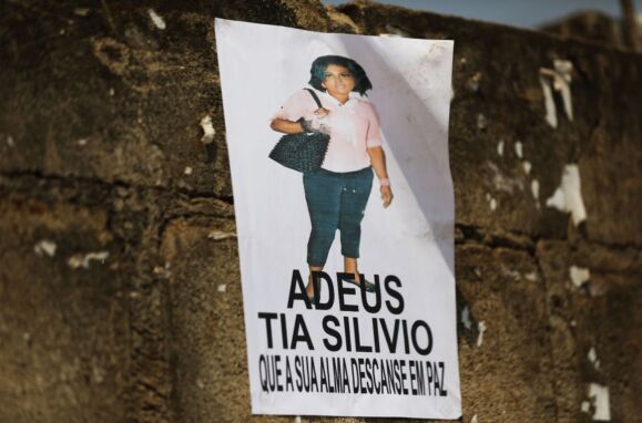 "Get up, Mom." War between police and activists has already rendered 30 lives in Angola. "They are not lost bullets"