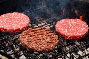Tip of carving: Never buy hamburger meat if it is like this and this is the reason