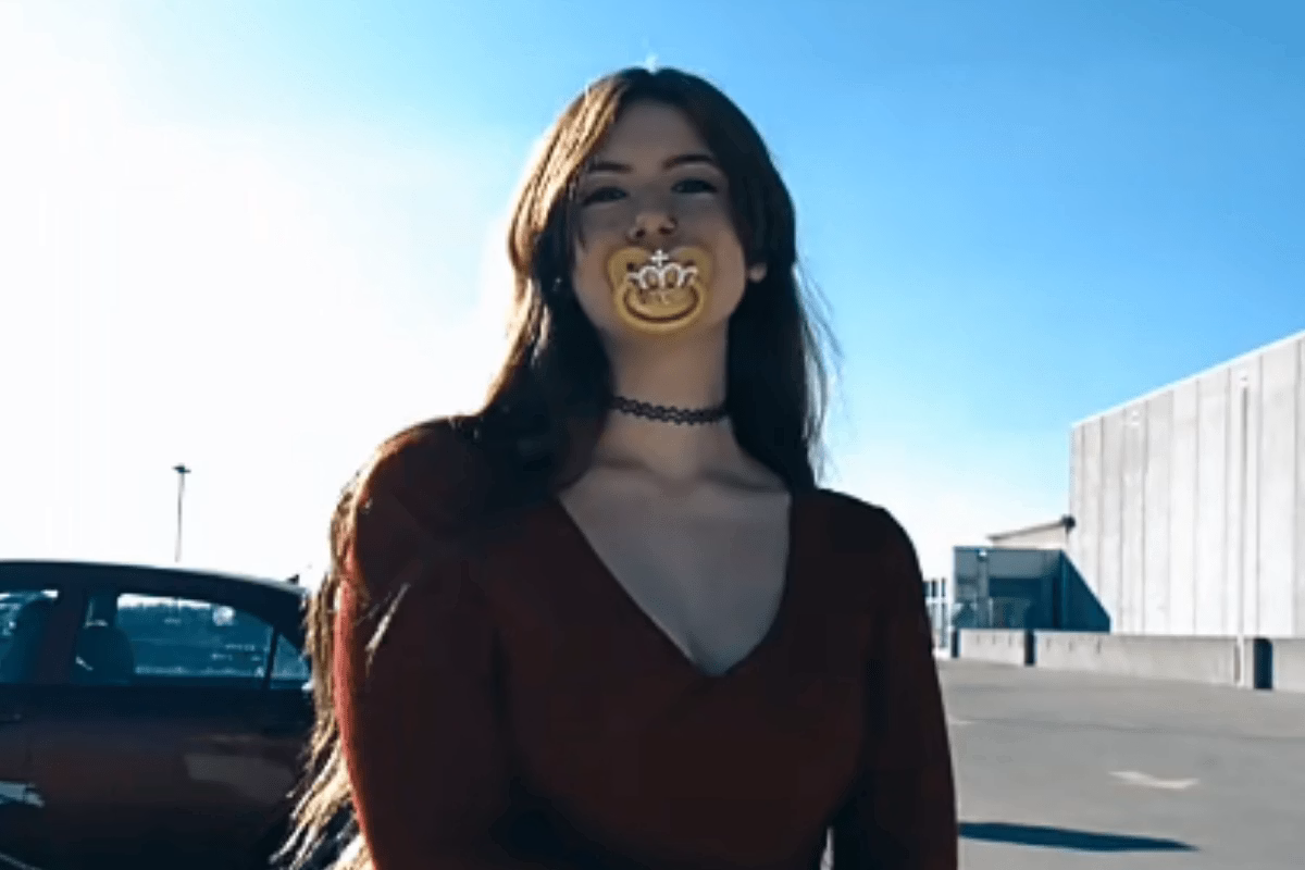 Unusual trend: young people use pacifiers to relieve stress