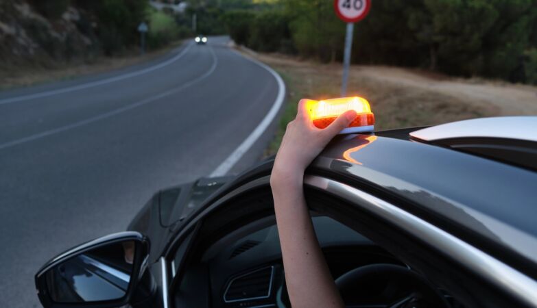 Do tourists who drive in Spain also need to have emergency light V-16?