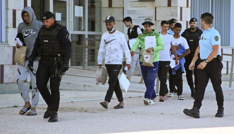 Migrants who have given to the coast in the Algarve will be distributed through Porto, Lisbon and Faro