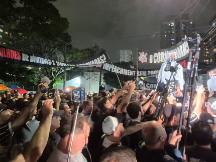 Crisis in Corinthians: scandal, removal, invasion, protest and political power at stake 3 Foto twisted protest impeachment corinthians gallery 1