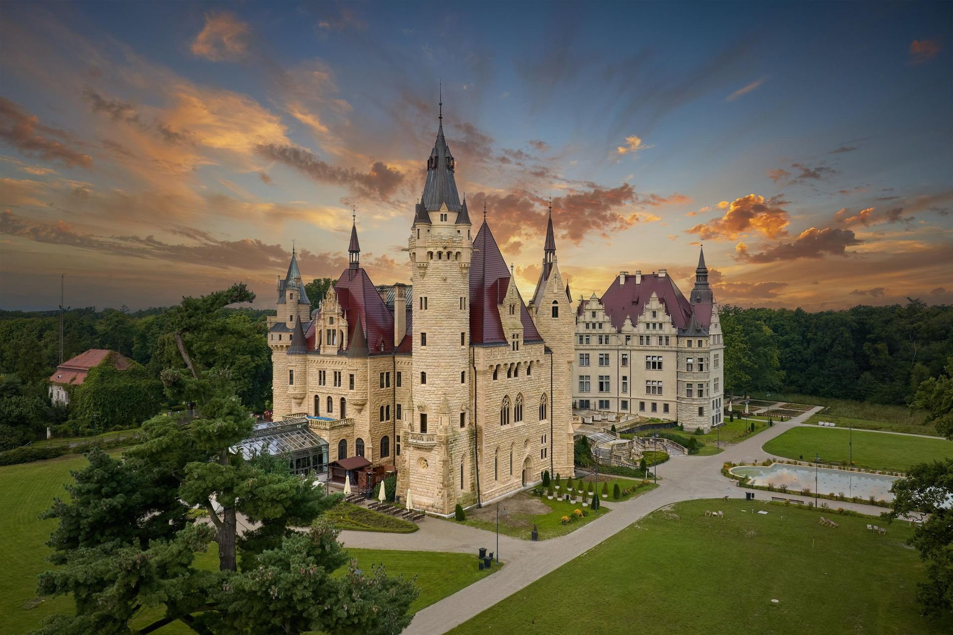 Like a fairy tale is one of the most beautiful palaces in Poland. It looks insane in the summer