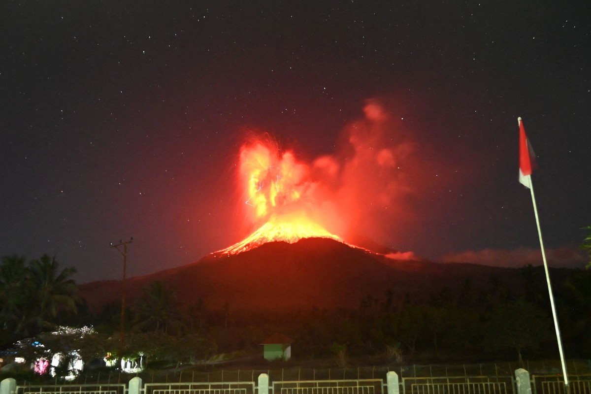 Volcano eruption in Indonesia - on the alert the residents of the area