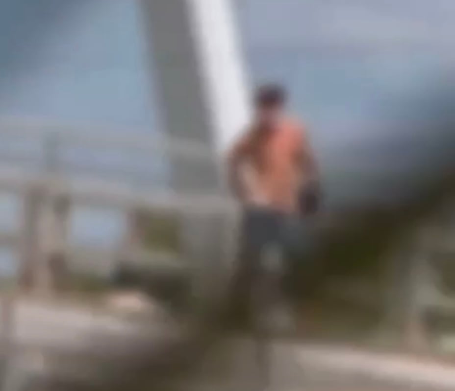 Man takes his clothes on bridge in downtown Rio Branco and surprises population