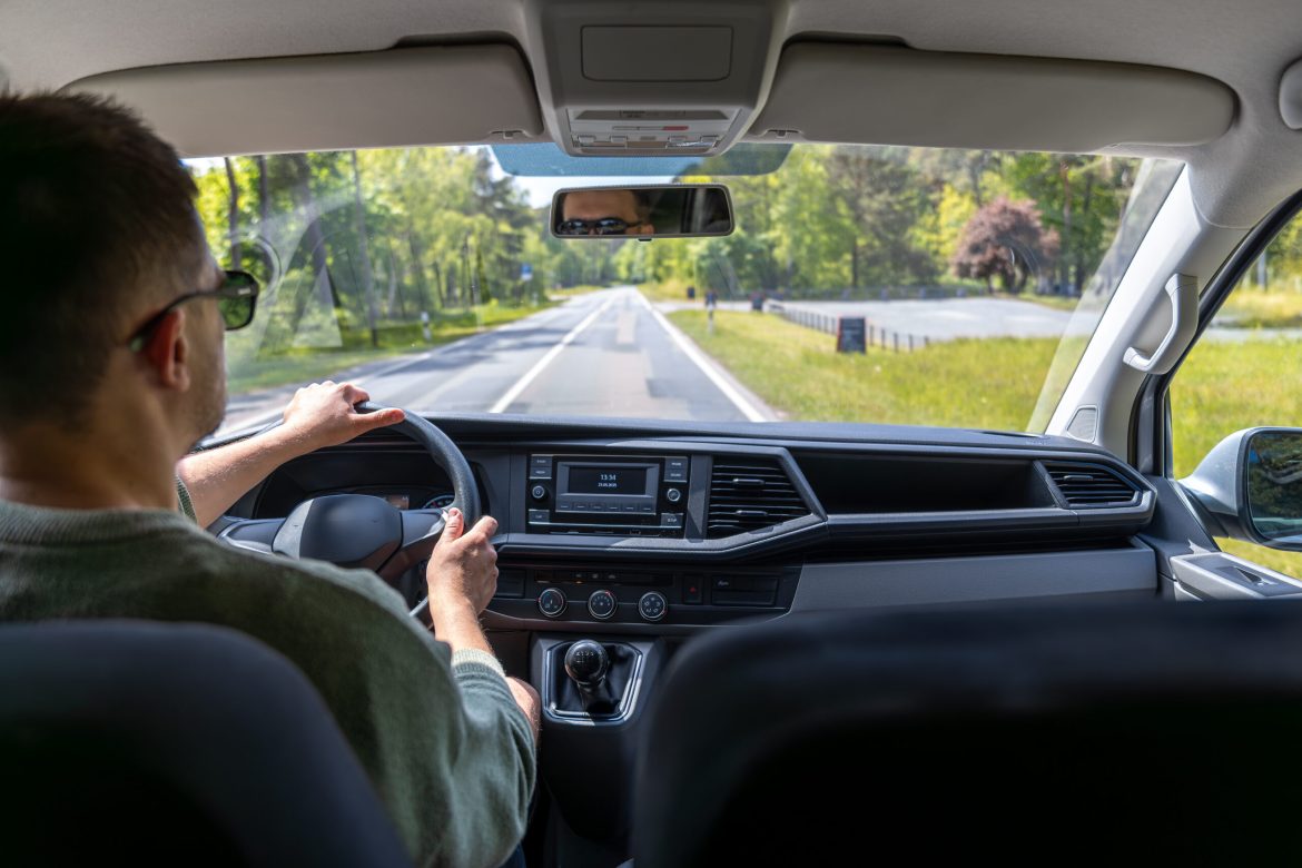 Do this while driving? Can bring fines of up to 1,250 € and still lose points on the letter
