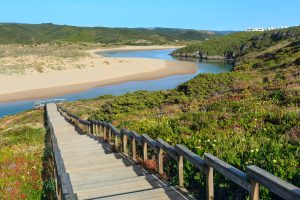 This beach in the Algarve has a stream with warmer water than the sea (and is not Odeceixe)